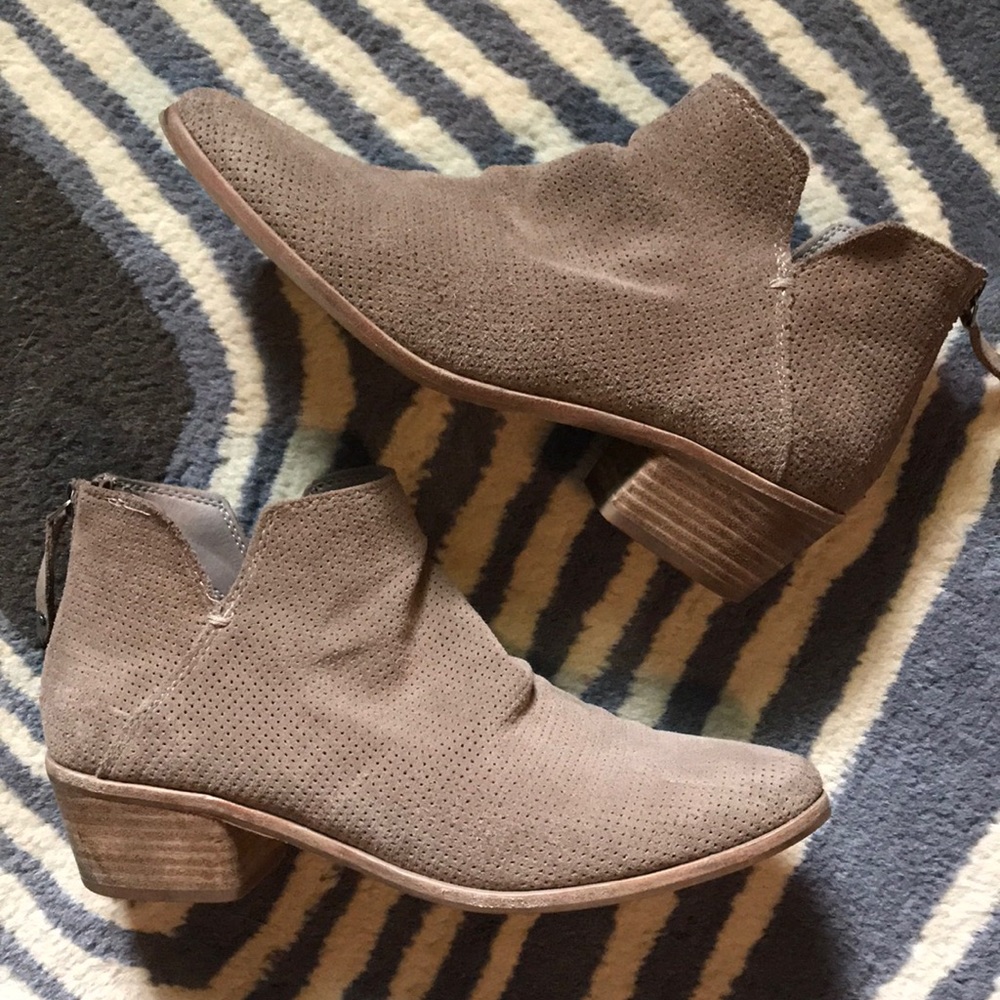DOLCE VITA | Suede Taupe Booties